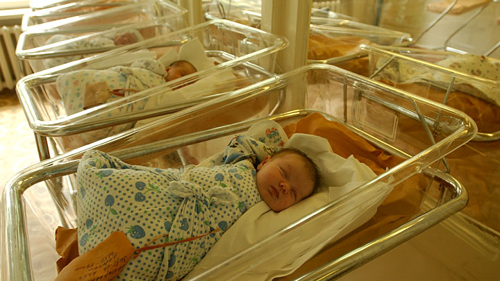 Рождаемость в России продолжает уменьшаться. Как стране не остаться без населения