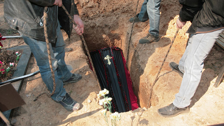 Бизнес на смерти: Как уберечься от похоронных жуликов