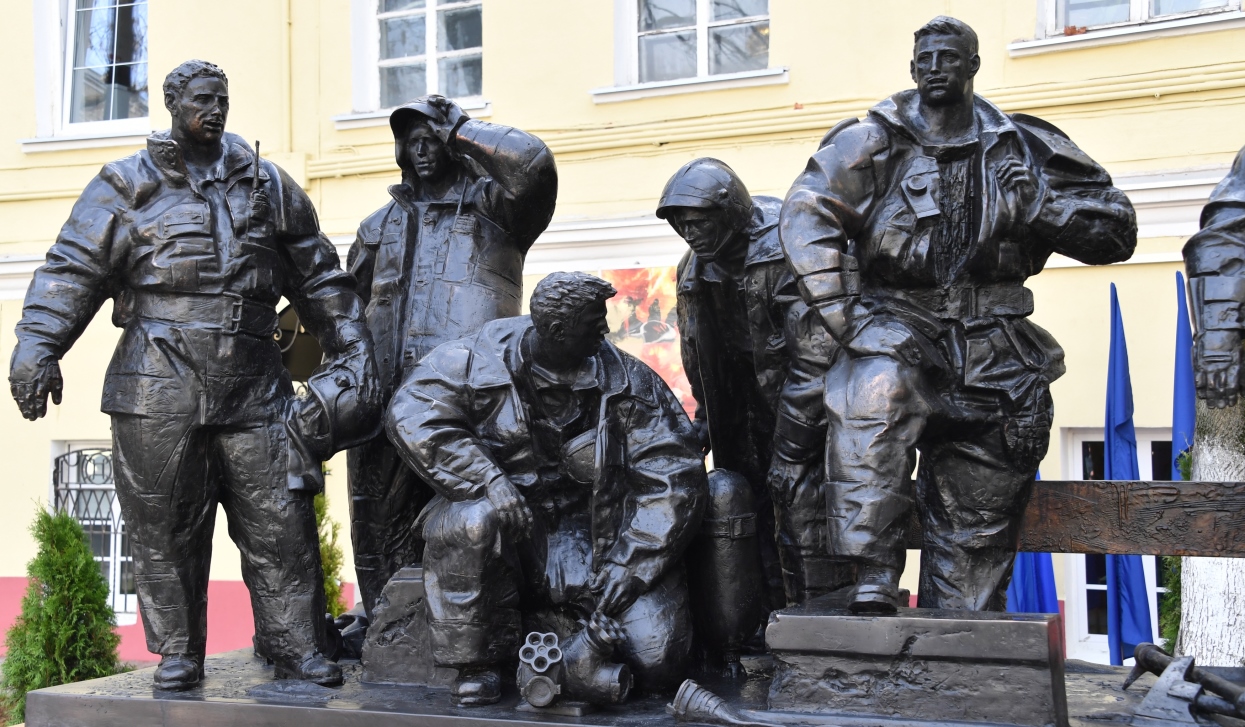 Памятник спасателям и пожарным в москве