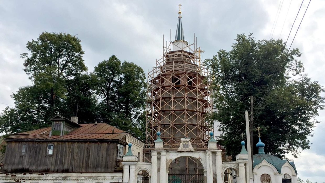 холуй достопримечательности что посмотреть. %D1%85%D1%80%D0%B0%D0%BC1. холуй достопримечательности что посмотреть фото. холуй достопримечательности что посмотреть-%D1%85%D1%80%D0%B0%D0%BC1. картинка холуй достопримечательности что посмотреть. картинка %D1%85%D1%80%D0%B0%D0%BC1. Только не вздумайте назвать село Холуй с ударением на второй слог. Только Хóлуй, иначе наведете на себя гнев местных жителей. «Хо́луем» на Руси называли ивовую изгородь для ловли рыбы. В глухие болотистые места, где в 13-м веке ставили холуи на Тезе, бежали суздальцы от татаро-монгольского нашествия. Направимся и мы в древнее село с владимиро-суздальскими корнями.
