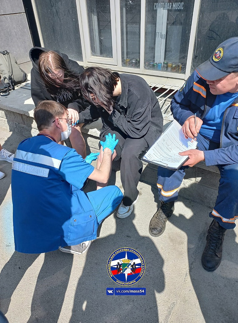 В Новосибирске у девушки застряла нога в решётке цокольного этажа