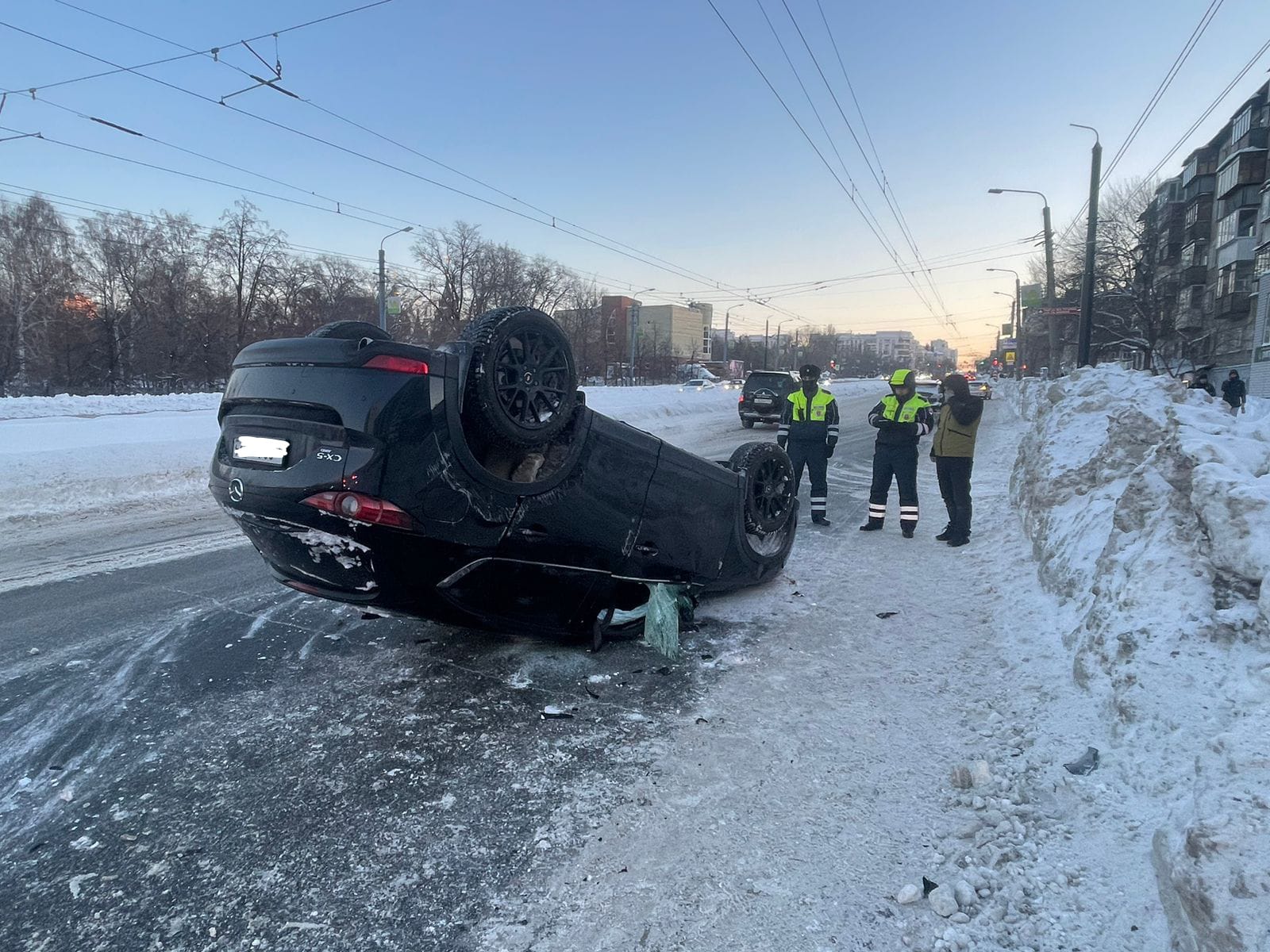 В центре Челябинска иномарка перевернулась на крышу