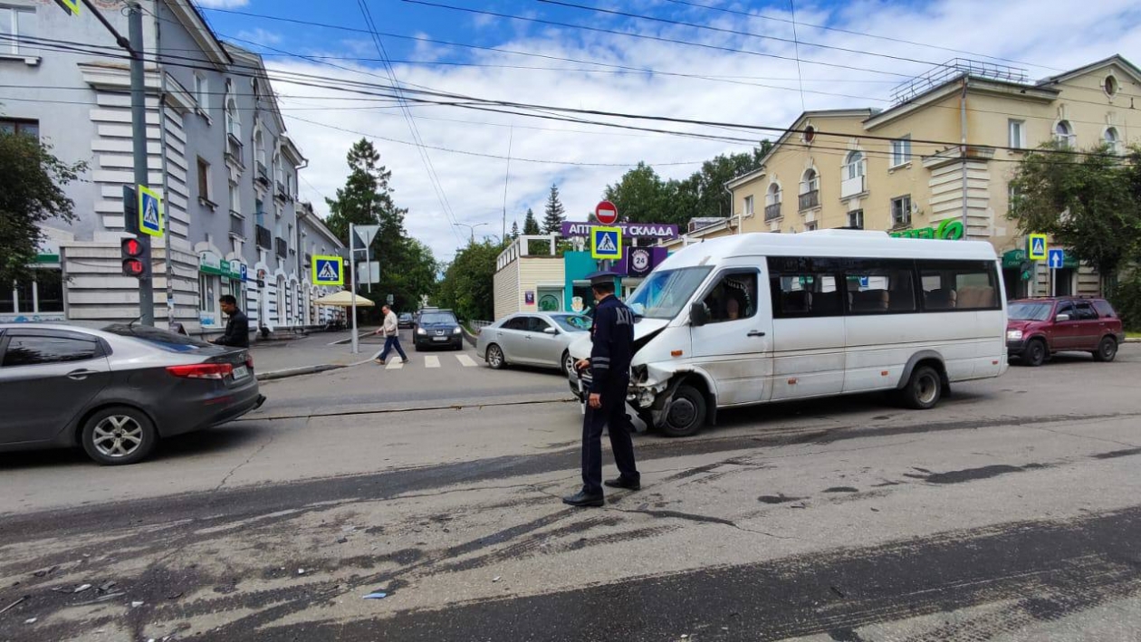 В аварии с участием маршрутки пострадали 4 человека в Иркутске