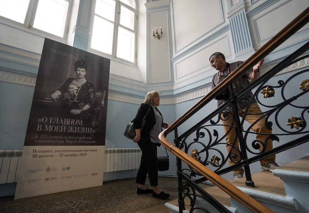 Британский монарх мог спасти семью Николая II. Захарова озвучила неприглядные фа