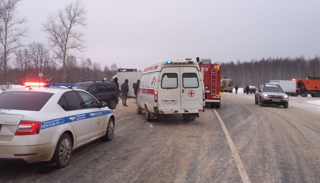 В Гусь-Хрустальном районе в ДТП с участием джипа и грузовика погибла женщина