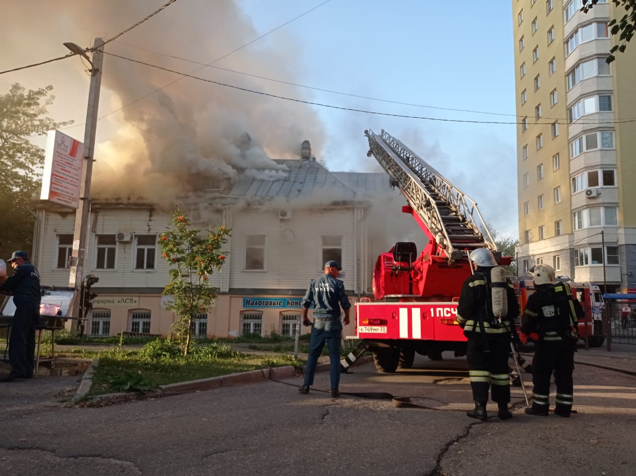 В центре Владимира на Садовой горит трехэтажное офисное здание