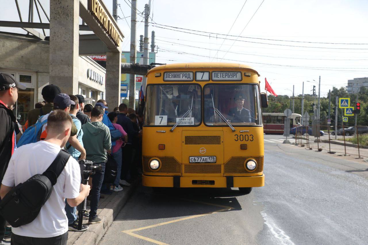 В Санкт-Петербурге на маршрут №7 вывели 4 ретроавтобуса