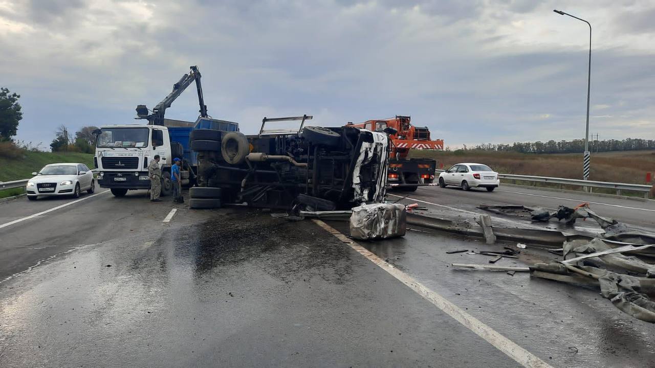 На трассе в Ростовской области перевернулся мусоровоз