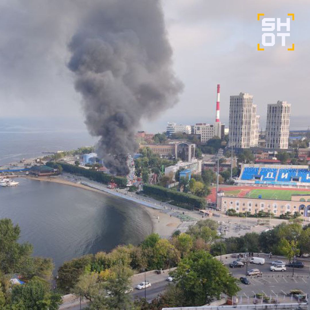 Во Владивостоке горит кафе на набережной: огромный столб чёрного дыма видно изо всех районов города. Что известно о происшествии