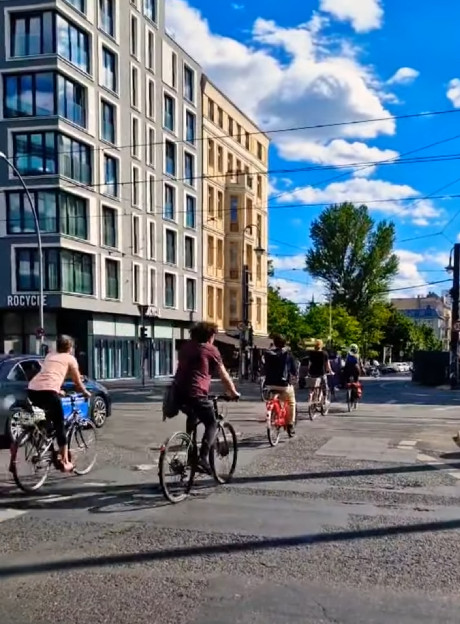 Германия. Наши дни: Подъезды моют сами, живут в хрущёвках. Не верите? А посмотрите