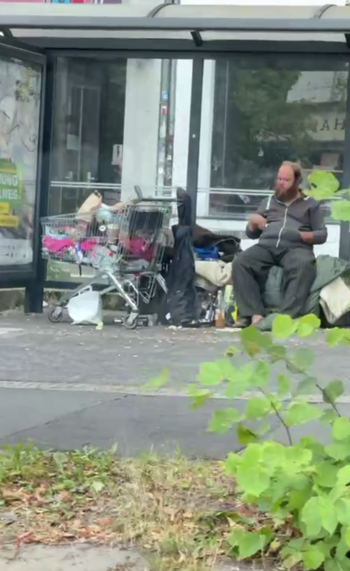 Германия. Наши дни: Подъезды моют сами, живут в хрущёвках. Не верите? А посмотрите