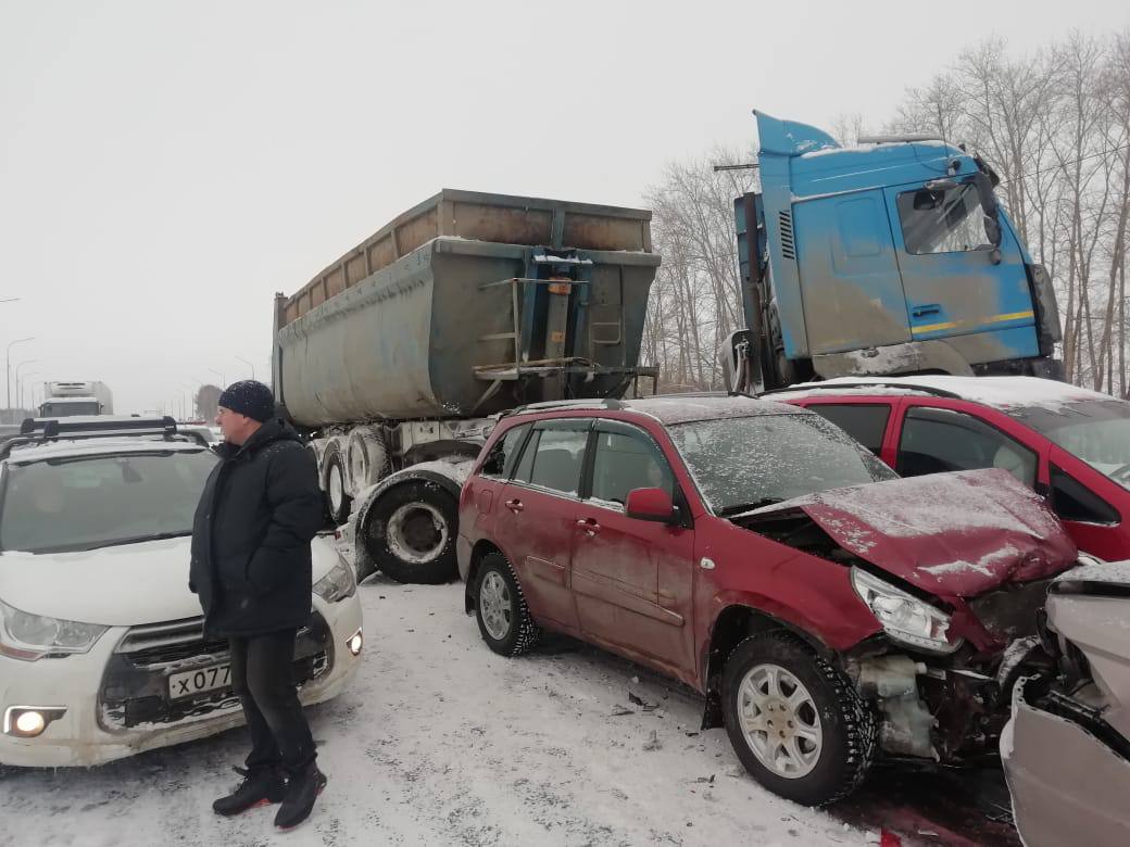 В Челябинской области на М-5 4 января столкнулись 13 автомобилей