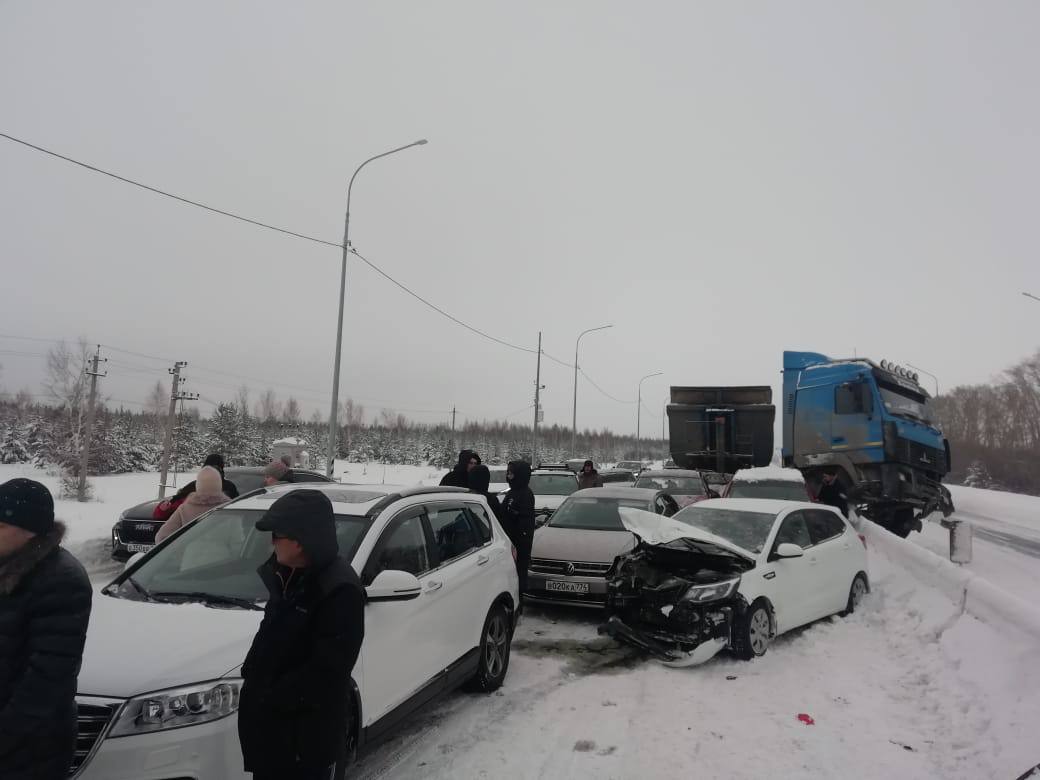 В Челябинской области на М-5 4 января столкнулись 13 автомобилей