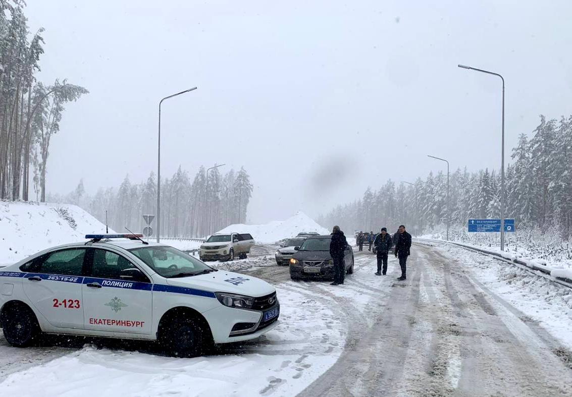 Снежный коллапс на дорогах: ГИБДД показала кадры опасных участков