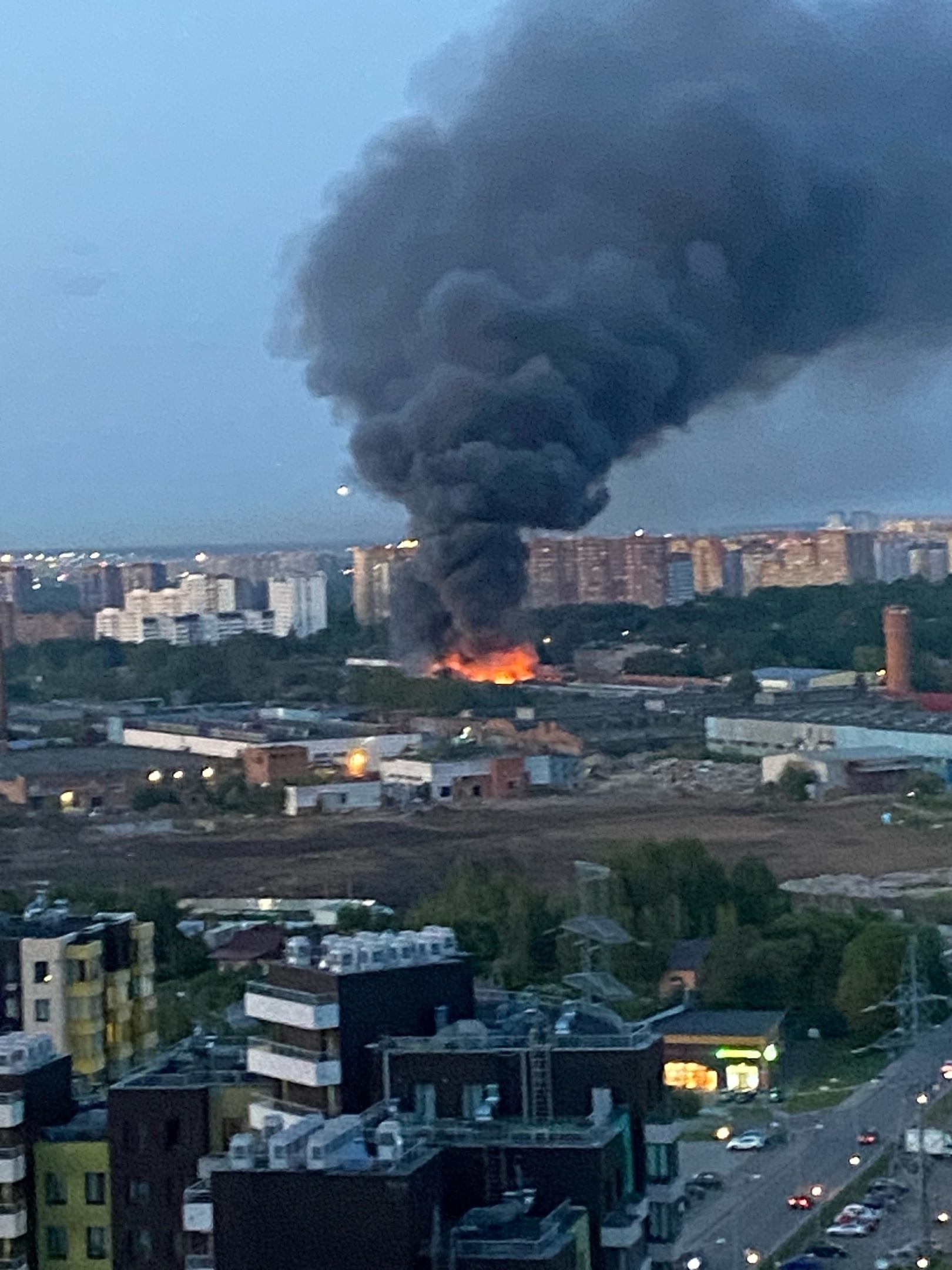 Пожар в подмосковных Химках потушен: что горело и какие версии причины  пожара