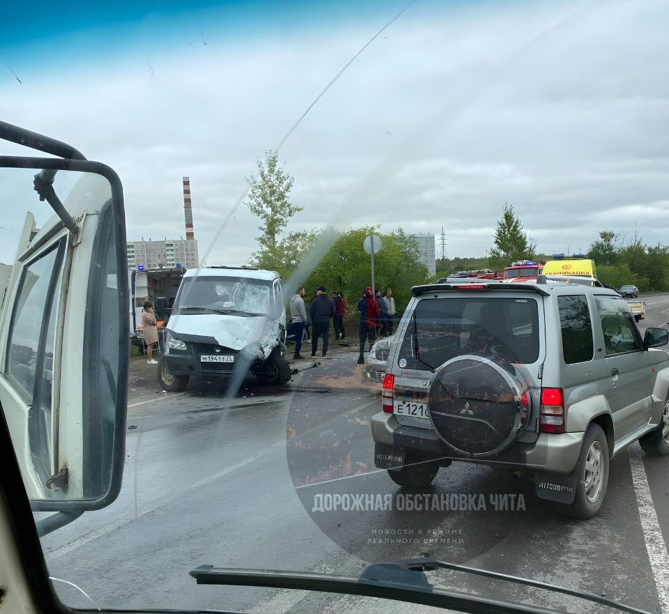 Один человек погиб в ДТП с грузовиком и микроавтобусом на выезде из Читы