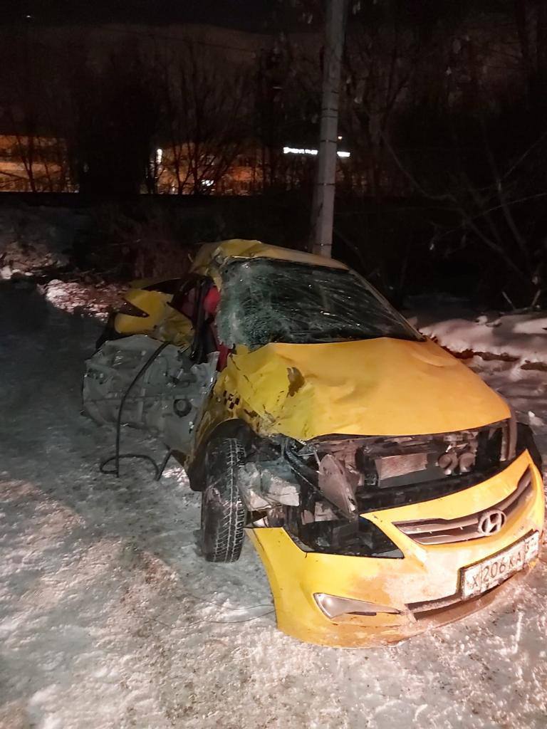 Электричка в Ивантеевке врезалась в выехавшее на переезд такси