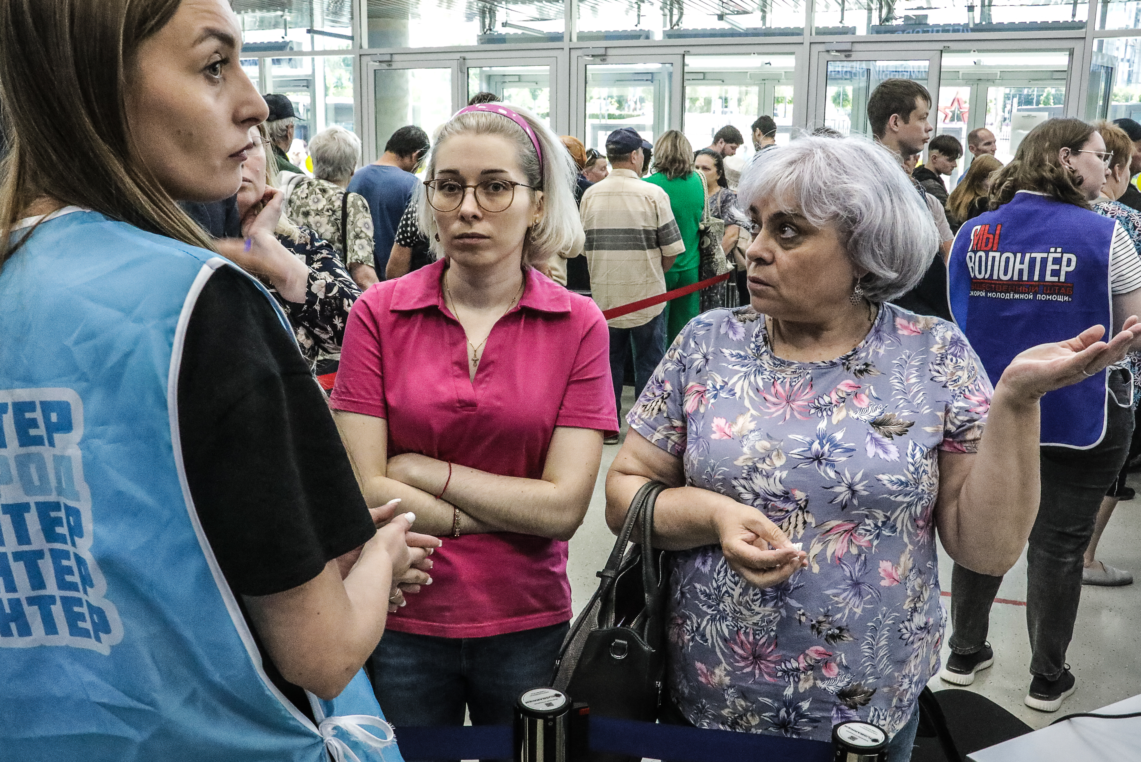 Обстрелы вызвали панику, народ бежит. Гладков не стал скрывать: 