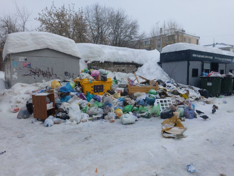 Мусорные завалы в Казани так и не убрали. Прокуратура не помогла