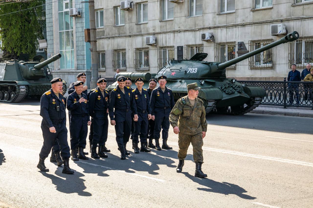 В Челябинске на репетицию парада Победы вышли 2000 человек