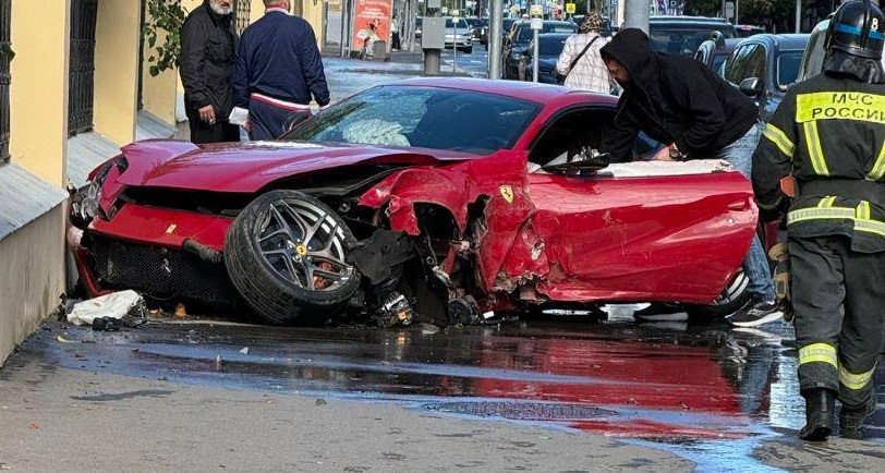 Ferrari попала в ДТП в центре Москвы. Выяснилось, кто был за рулём