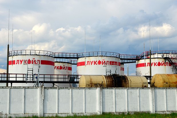 "Лукойл" хотят приобрести венгры: Список покупателей растёт, и санкции нипочём