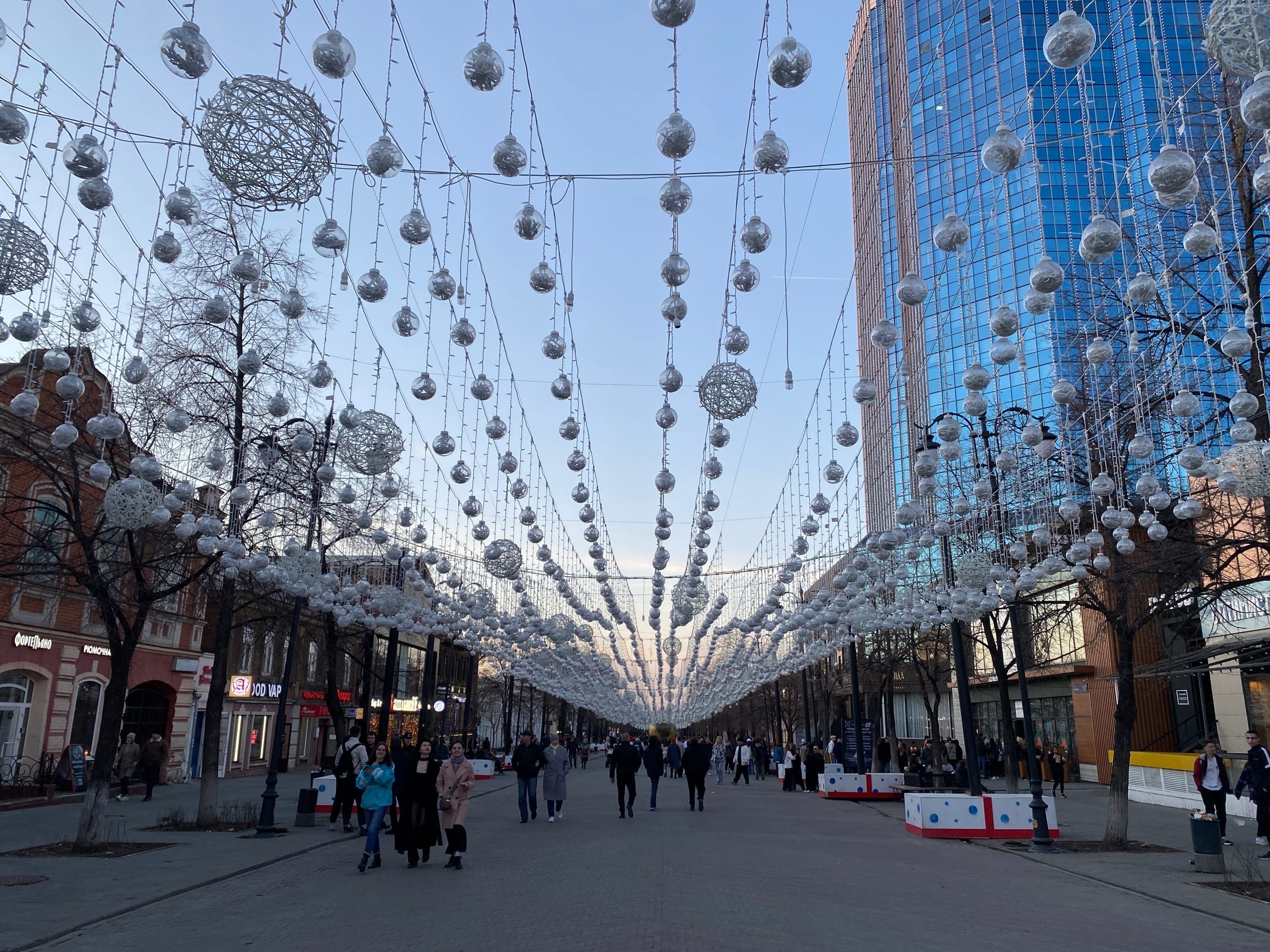 Новогодние украшения в центре Челябинска начали снимать 6 апреля