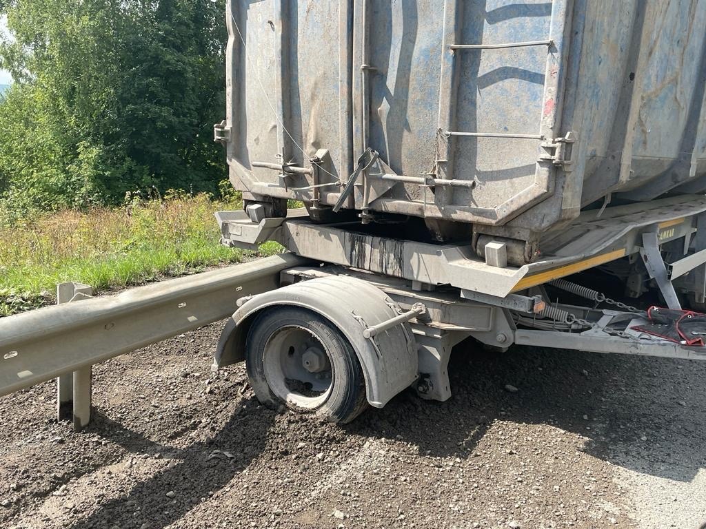 Грузовик на полном ходу потерял прицеп на трассе 