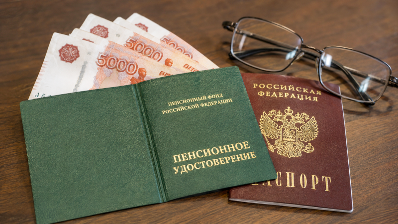 Деньги одиноким пенсионерам в 2026 году. Как оформить субсидии и льготы?