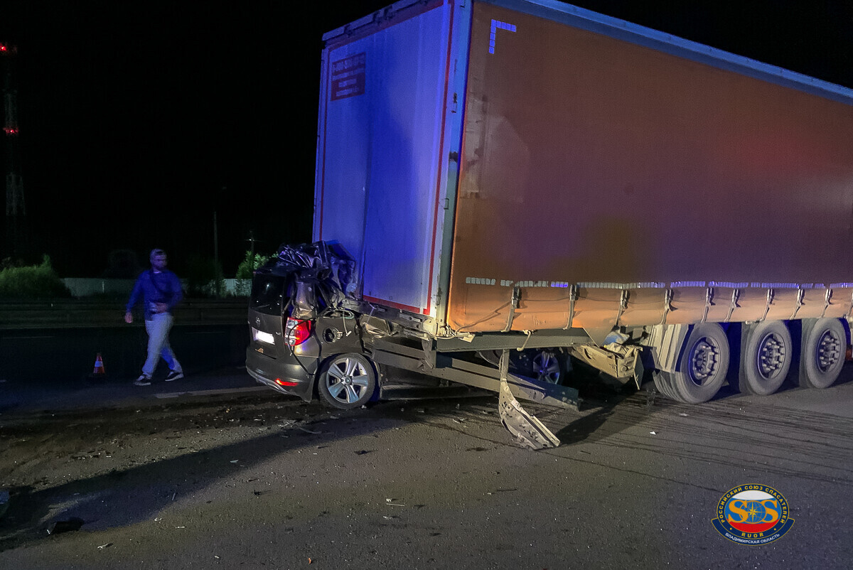 В Судогодском районе два человека погибли во въехавшей под фуру легковушке