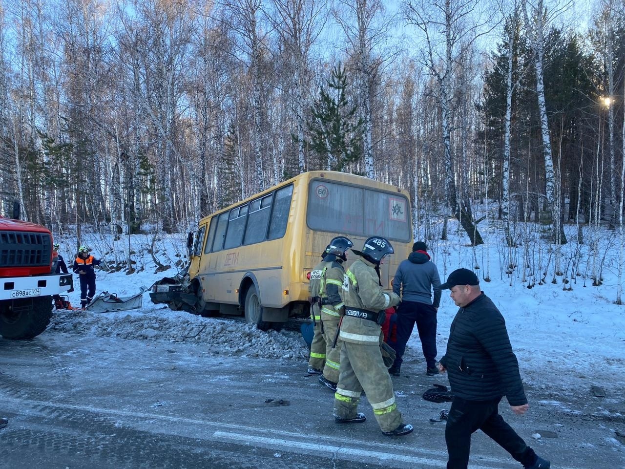 Погиб 7-летний ребенок: в Челябинской области школьный автобус врезался в  ВАЗ