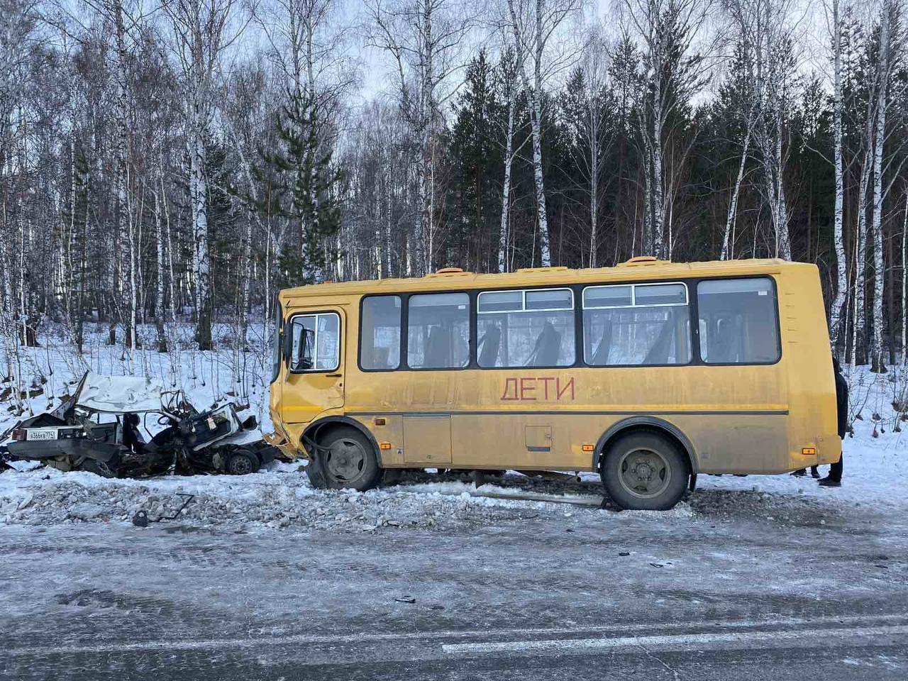 Погиб 7-летний ребенок: в Челябинской области школьный автобус врезался в  ВАЗ