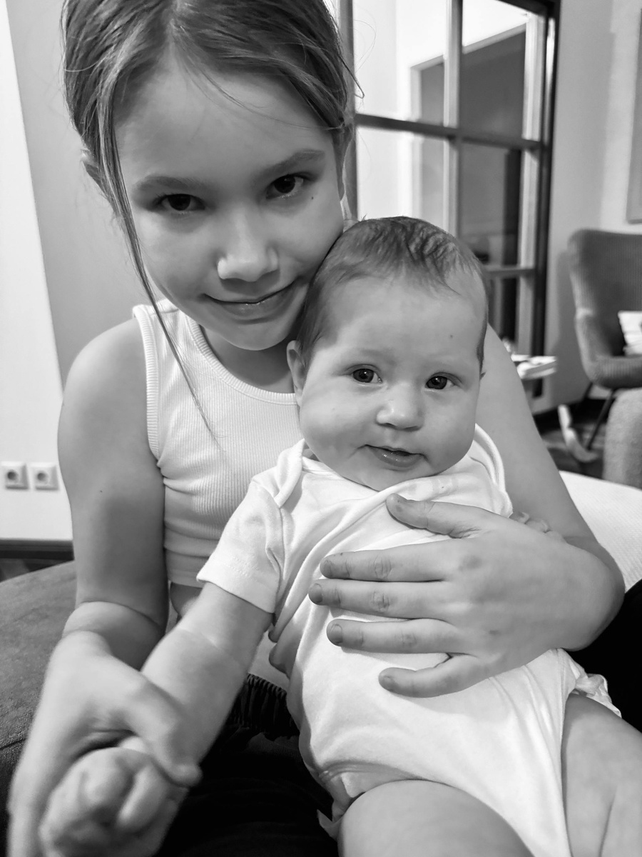 "Это же надо так на папку быть похожими":. Ида Галич сделала трогательный снимок с двумя девочками