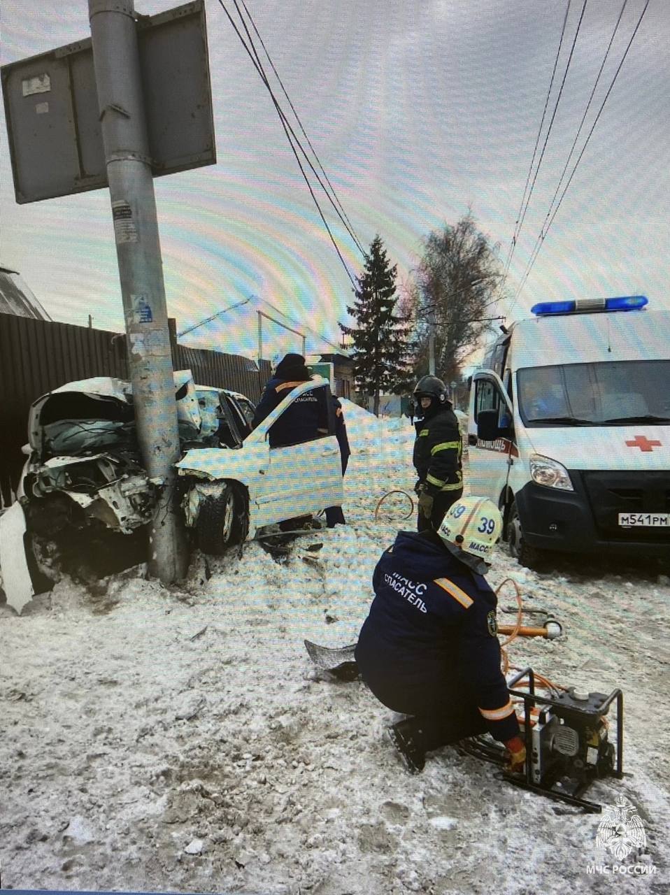 Пассажирку зажало в салоне: Lada Granta врезалась в световую опору в  Новосибирске