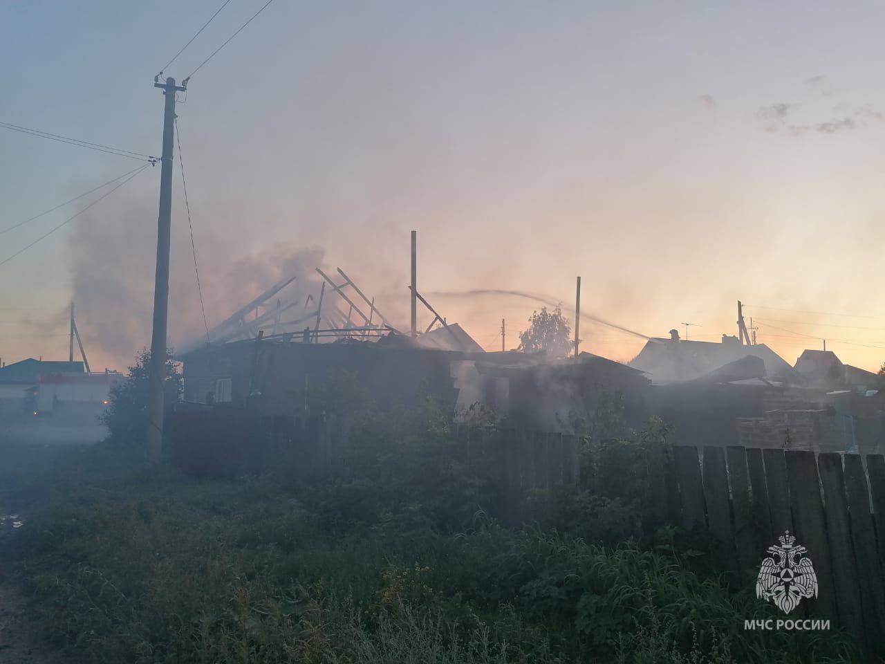 В Новосибирской области многодетная семья лишилась дома из-за пожара