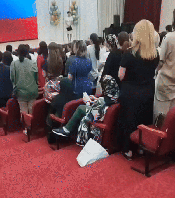 В Дагестане покрытые мамы не встали под гимн России. Обе наказаны в рекордные сроки