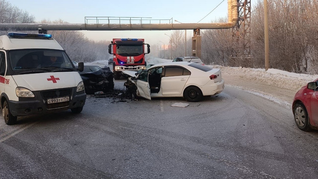 В утренней лобовой аварии двух иномарок в Челябинске пострадали 5 человек