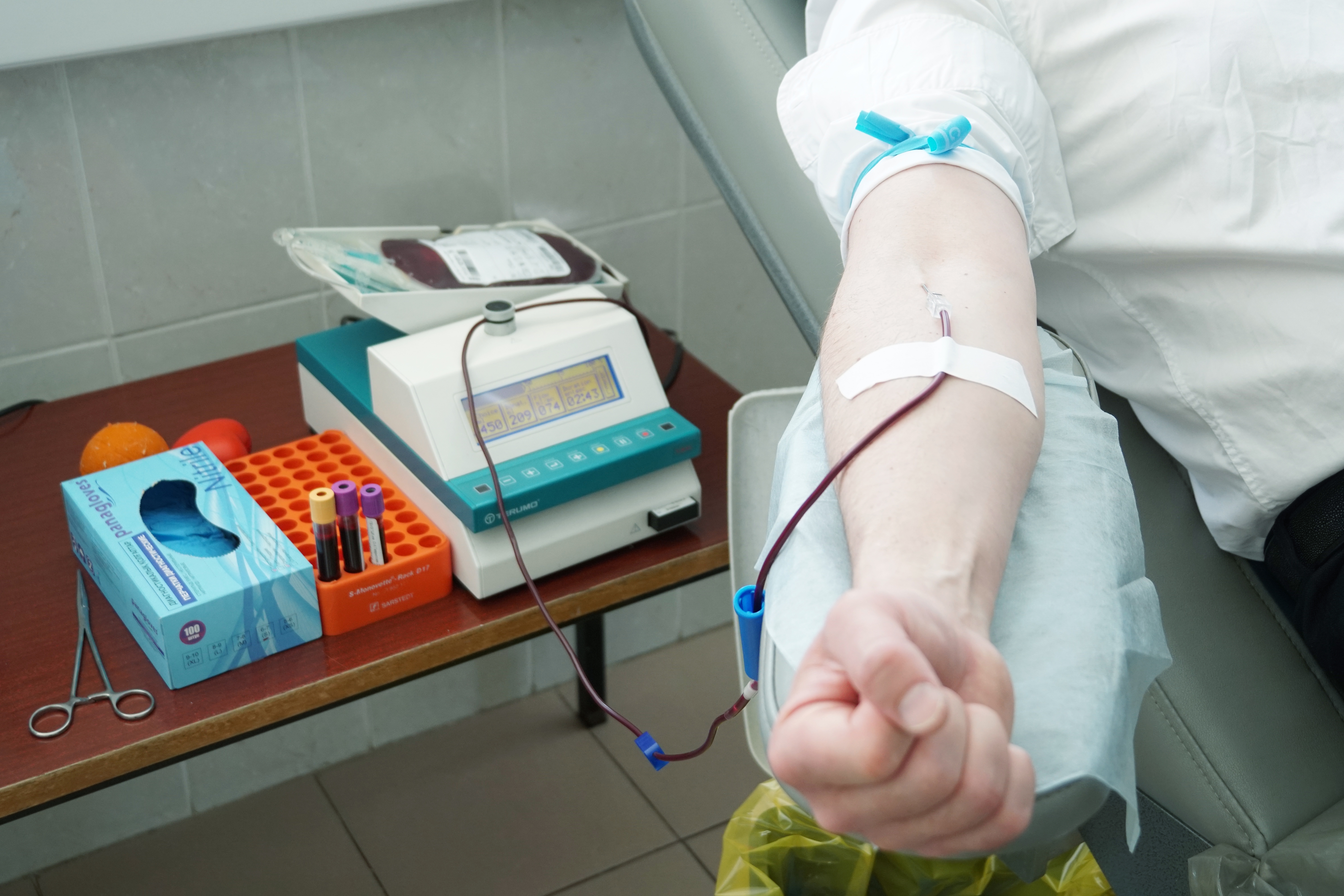 Донор крови для пострадавших. Оборудование для переливания крови.