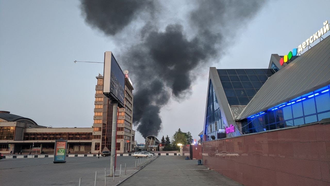 Клубы чёрного дыма валят в небо из-за здания челябинского вокзала