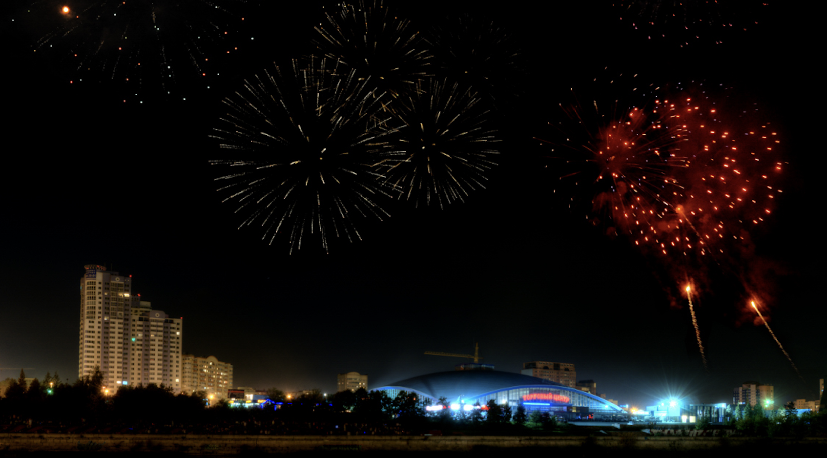 День города челябинск 2024. День города Челябинск 2023. Салют Челябинск. Праздничный салют. Салют в городе.