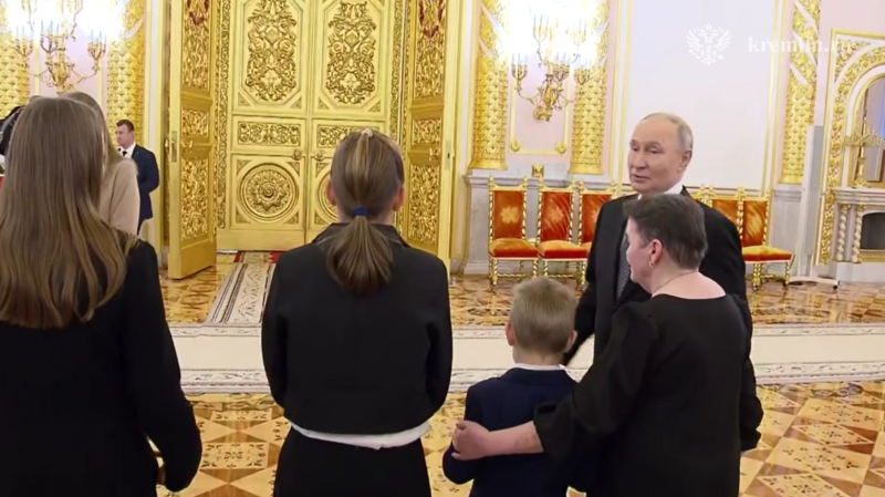 "Будь здоров!": В золотом зале Путин услышал смелый голос мальчика
