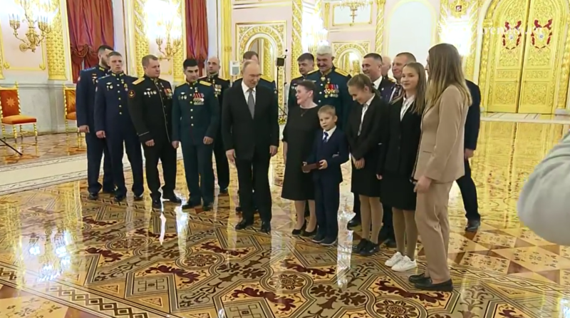 "Будь здоров!": В золотом зале Путин услышал смелый голос мальчика