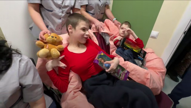 "Мальчику - машинку. Мариночке - куколку": Луганских детей-инвалидов неожиданно посетили Дед Мороз и Снегурочка