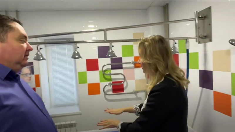 "Мальчику - машинку. Мариночке - куколку": Луганских детей-инвалидов неожиданно посетили Дед Мороз и Снегурочка