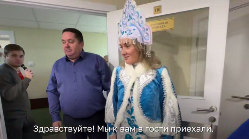 "Мальчику - машинку. Мариночке - куколку": Луганских детей-инвалидов неожиданно посетили Дед Мороз и Снегурочка