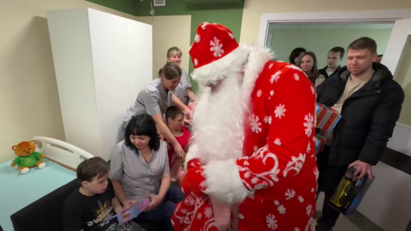 "Мальчику - машинку. Мариночке - куколку": Луганских детей-инвалидов неожиданно посетили Дед Мороз и Снегурочка