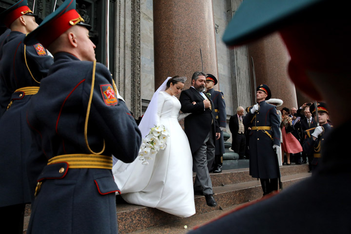 «Венценосная чета»: таинство венчания свершилось, Исаакиевский собор покидает новая супружеская пара