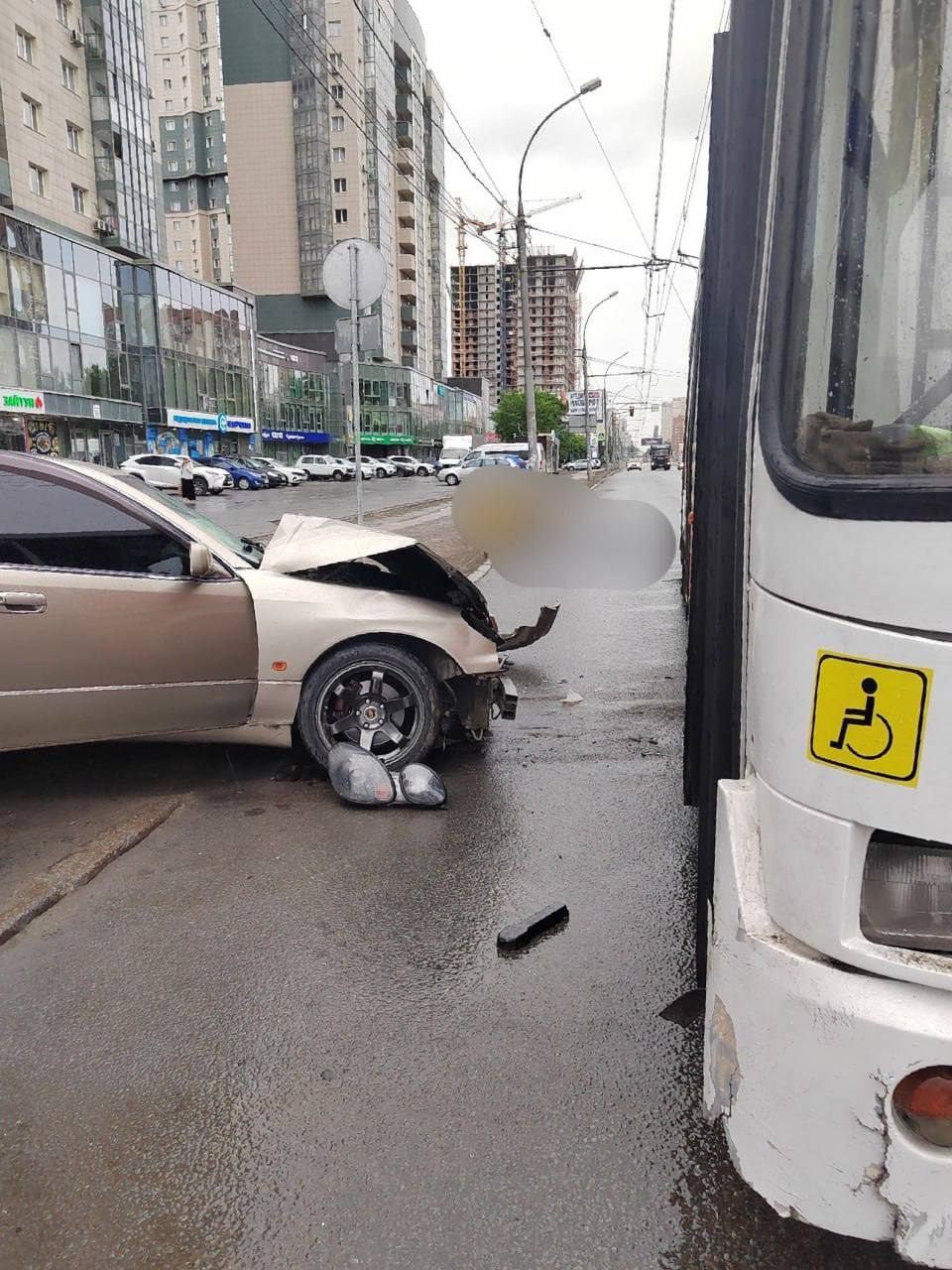 Водитель рейсового автобуса не справился с управлением и нанес повреждения