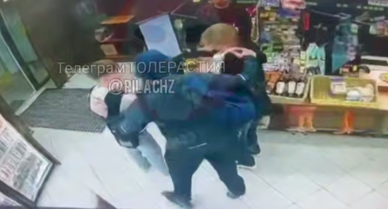 Бородач избил двух подростков и заставил извиняться перед своей женой - всё из-за сущего пустяка