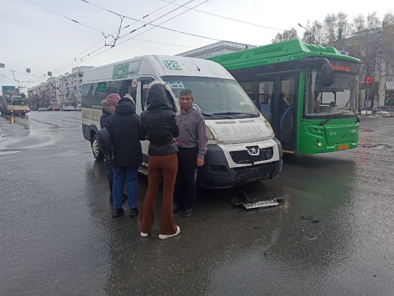 22 маршрутка челябинск. Маршрутка. Водитель автобуса и пассажиры. Автобусы едут друг за другом. Картинки водитель автобуса с пассажирами.